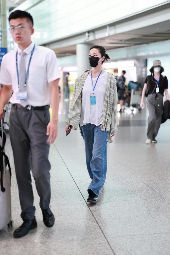 级一身宽松打扮简约又时髦气场无敌了qy千亿国际王菲的穿搭越佛系越高(图9)