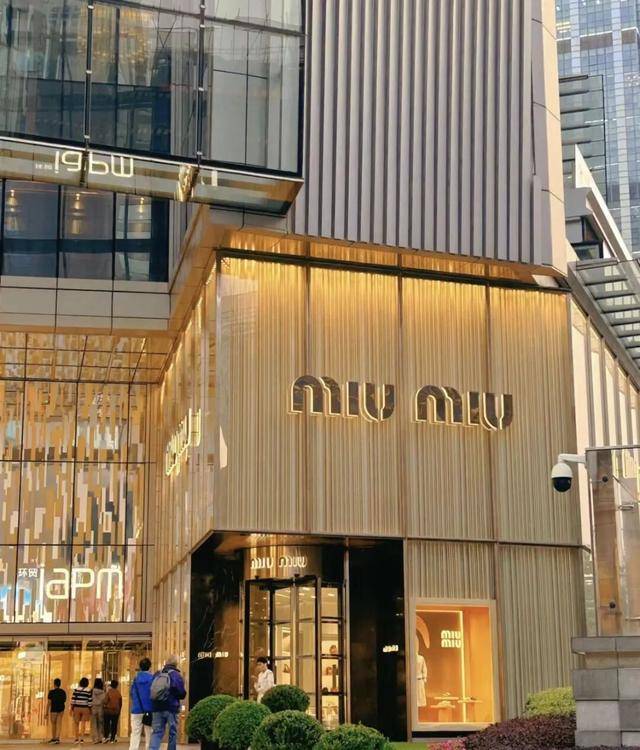 网清空丨Trend of the week“国民女神”全智贤新剧陷辱华争议品牌物料全(图7)