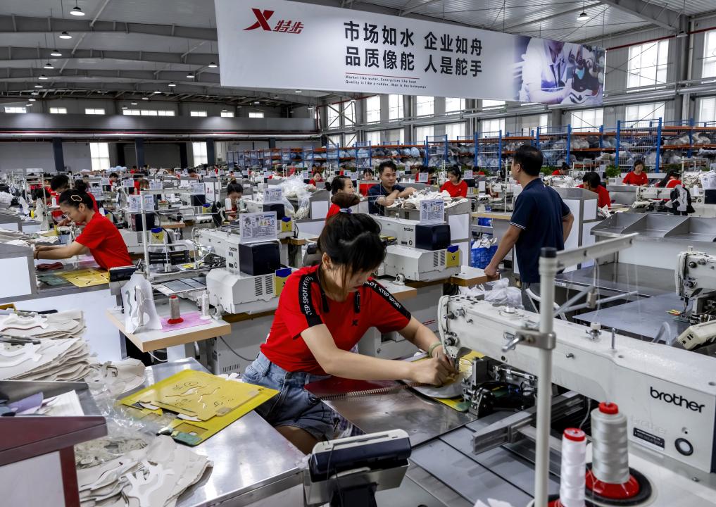 踩”出500亿元大产业超10亿双!一双鞋“(图2) 踩”出500亿元大产业超10亿双!一双鞋“(图2)